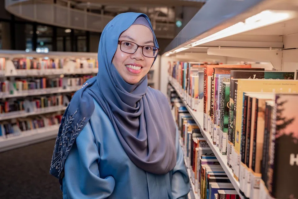 Cik Nur Fitri Muhammad Syafran Pustakawan (Bahasa Melayu)