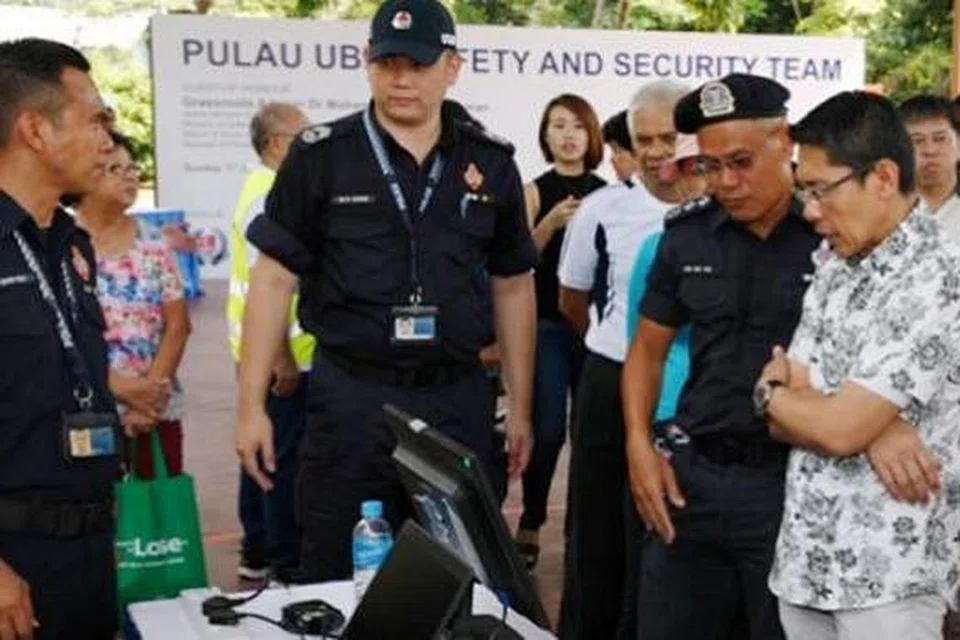 MELIHAT PERKEMBANGAN TERKINI: Tetamu terhormat, Dr Mohamad Maliki Osman, melawat gerai yang dikendalikan pegawai Polis Pengawal Pantai (PCG) tentang pencegahan jenayah. - Foto SPF