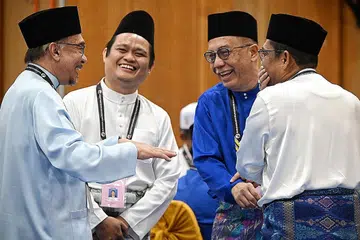 SALING BERSAING: (Dari kiri) Presiden Pakatan Harapan, Datuk Seri Amwar Ibrahim; calon Parti Pejuang Tanah Air (Pejuang), Encik Abdul Rahim Tahir; calon Barisan Nasional (BN), Datuk Aminuddin Md Hanafiah; dan Anggota Parlimen di kawasan itu, Datuk Seri Ahmad Faizal Azumu. - Foto BH oleh KUA CHEE SIONG
