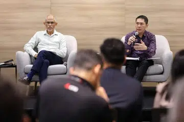 Sedang Menteri di Pejabat Perdana Menteri, Dr Mohamad Maliki Osman (kanan), mengumumkan persaraannya daripada politik menjelang Pilihan Raya Umum 2025 (GE2025) pada 21 April, Menteri Bertanggungjawab bagi Ehwal Masyarakat Islam, Encik Masagos Zulkifli Masagos Mohamad (kiri) menyifatkan beliau sebagai seorang pemimpin yang penuh empati, dengan pemahaman mendalam terhadap cabaran masyarakat Melayu/Islam, dan menghargai sumbangan beliau dalam memperkasa kehidupan keluarga Melayu/Islam melalui pelbagai inisiatif seperti M3.