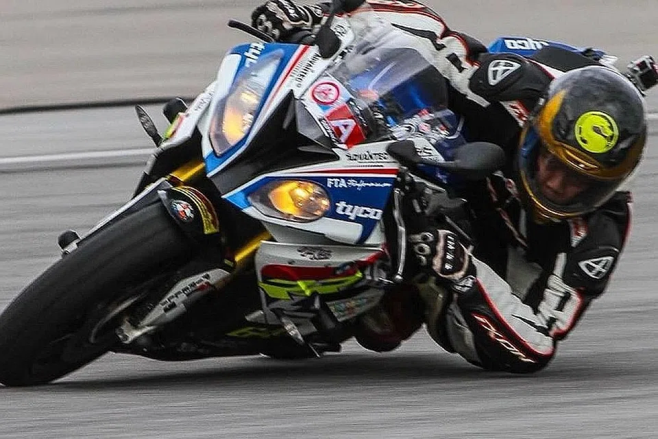 DAH KURUS BARU 'MENJADI': Ustaz Ruknuddin mengenakan pakaian lumba yang dapat melindungi tubuhnya dan membantunya mencatat persembahan lebih baik di litar (gambar sisipan) bersama motosikal BMWS1000RR beliau. - Foto-BM oleh TIMOTHY DAVID dan ihsan USTAZ RUKNUDDIN ZAINOR