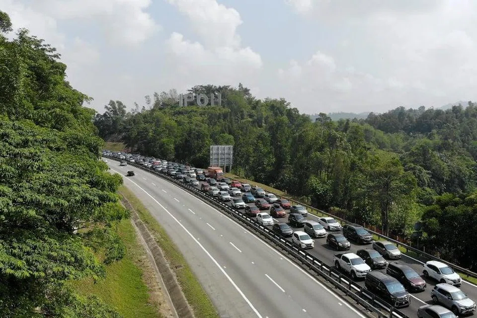 Pemandangan aliran trafik perlahan berikutan orang ramai pulang ke kediaman masing-masing selepas cuti Aidilfitri ketika tinjauan berhampiran susur keluar Lebuhraya Utara Selatan (Plus) Plaza Tol Gopeng di Perak, pada 14 April.