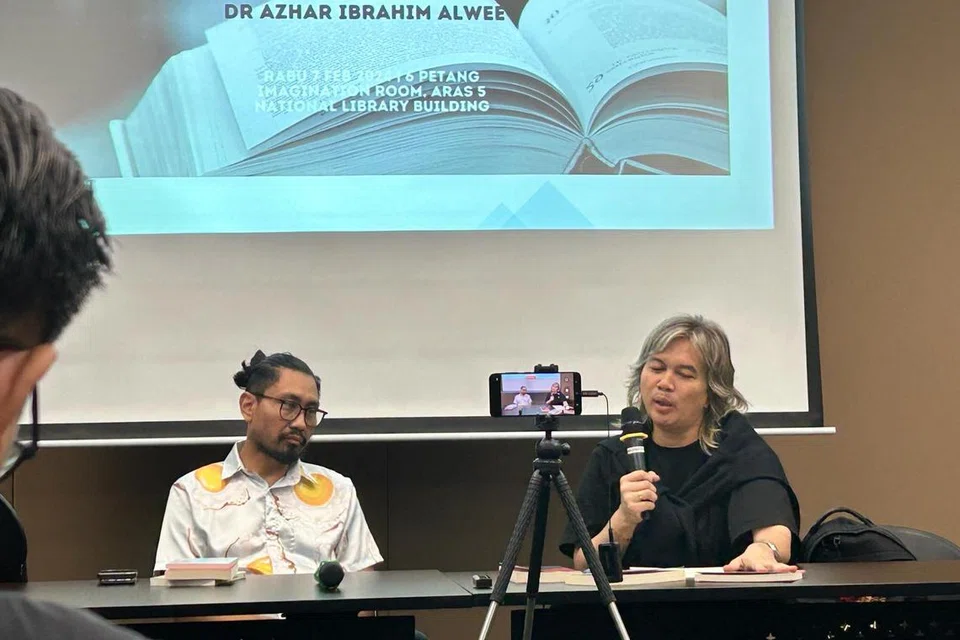 Penulis terkenal, Dr Mohd Faizal Musa atau lebih dikenali dengan nama penanya, Faisal Tehrani (kiri) berkongsi pengalaman dan pengamatannya semasa sesi, ‘Sepetang Bersama Faisal Tehrani’ anjuran Perpustakaan Negara (NLB) pada 7 Februari. Sesi tersebut dikendalikan Dr Azhar Ibrahim Alwee (kanan).