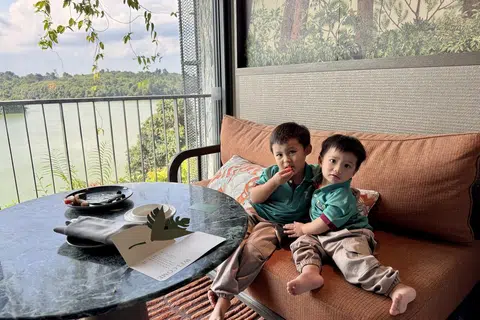 Anak penulis (dari kiri) Muhammad Uwais Jefnilham dan Muhammad Ihsan Jefnilham bergambar di sudut meja makan di dalam bilik Mandai Rainforest Resort. 