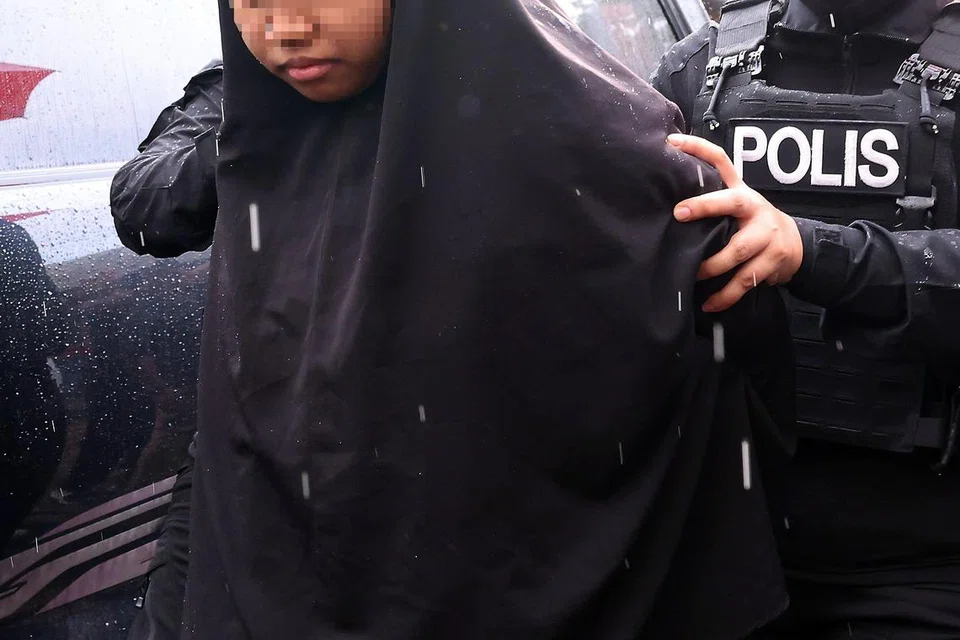 Salah seorang dari lima anggota keluarga suspek yang menyerang Balai Polis Ulu Tiram bulan lepas sehingga mengakibatkan kematian dua anggota polis dan seorang lagi cedera, dihadapkan ke Mahkamah Sesyen Johor Bahru pada 19 Jun atas pertuduhan berkaitan keganasan. 