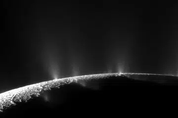 TAMBAH POTENSI TAMPUNG KEHIDUPAN: Kandungan tinggi fosforus yang dikesan dalam kristal air batu dari lautan pedalaman bulan planet Zuhal (Saturn), Enceladus, menambah potensi bulan itu untuk menampung kehidupan.
