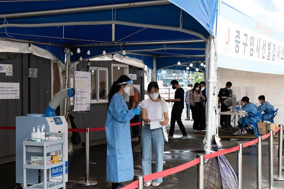 PENJAGAAN KESIHATAN: Seorang petugas kesihatan (kiri) memeriksa seorang warga yang hadir bagi ujian pemeriksaan Covid-19 di sebuah klinik sementara di Seoul, Korea Selatan, pada 28 Jun lalu. Pihak berkuasa negara itu menyatakan kes jangkitan harian ini yang melonjak sekarang melibatkan varian Delta koronavirus. - Foto EPA-EFE