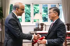 Presiden Tharman Shanmugaratnam (kiri) bersama pengerusi baru Majlis Penasihat Presiden (CPA), Encik Tan Chong Meng, pada 1 Jun.
