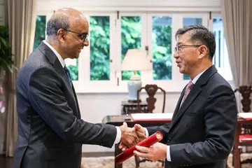 Presiden Tharman Shanmugaratnam (kiri) bersama pengerusi baru Majlis Penasihat Presiden (CPA), Encik Tan Chong Meng, pada 1 Jun.