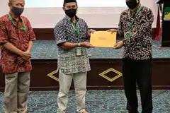 TERIMA WATIKAH: Naib Pengerusi Masjid Ar-Raudhah, Encik Suhaimi Wagiman (tengah) menerima watikah dari Pengerusi Eksekutif Masjid Ar-Raudhah, Ustaz Mohamed Ali (kanan). Bersama mereka ialah Encik Malik Majid, mantan Pengerusi Masjid Ar-Raudhah. - Foto-foto MASJID AR-RAUDHAH 