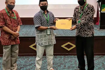 TERIMA WATIKAH: Naib Pengerusi Masjid Ar-Raudhah, Encik Suhaimi Wagiman (tengah) menerima watikah dari Pengerusi Eksekutif Masjid Ar-Raudhah, Ustaz Mohamed Ali (kanan). Bersama mereka ialah Encik Malik Majid, mantan Pengerusi Masjid Ar-Raudhah. - Foto-foto MASJID AR-RAUDHAH 