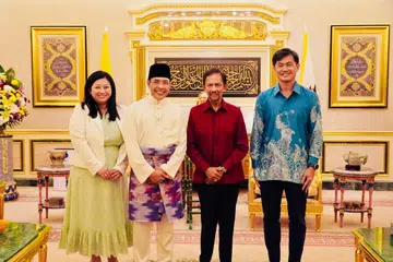 Dr Mohamad Maliki Osman (dua dari kiri) berada di Brunei untuk menyampaikan ucapan Hari Raya bagi pihak pemimpin Singapura kepada Sultan Hassanal Bolkiah (dua dari kanan). Bersama mereka ialah Menteri Negara (Pejabat Perdana Menteri), Encik Desmond Tan (paling kanan), dan Anggota Parlimen (GRC Pasir Ris-Punggol), Cik Yeo Wan Ling. 