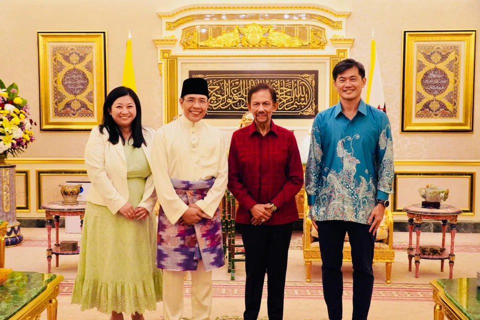 Dr Mohamad Maliki Osman (dua dari kiri) berada di Brunei untuk menyampaikan ucapan Hari Raya bagi pihak pemimpin Singapura kepada Sultan Hassanal Bolkiah (dua dari kanan). Bersama mereka ialah Menteri Negara (Pejabat Perdana Menteri), Encik Desmond Tan (paling kanan), dan Anggota Parlimen (GRC Pasir Ris-Punggol), Cik Yeo Wan Ling. 