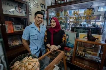 Pasangan suami isteri, Encik Mohamed Sadri Mohamed Farick dan Cik Nur Aryana Aziz, menawarkan pelbagai barangan antik di kedai mereka, Treasure At Home, di Bangunan Kilang Kapo dekat Macpherson. 