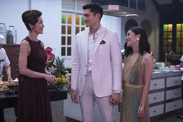 ANTARA ADEGAN: Filem pecah panggung 'Crazy Rich Asians' dibintangi (dari kiri) Michelle Yeoh, Henry Golding and Constance Wu. - Foto WARNER BROS ENTERTAINMENT