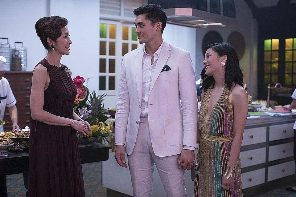 ANTARA ADEGAN: Filem pecah panggung 'Crazy Rich Asians' dibintangi (dari kiri) Michelle Yeoh, Henry Golding and Constance Wu. - Foto WARNER BROS ENTERTAINMENT