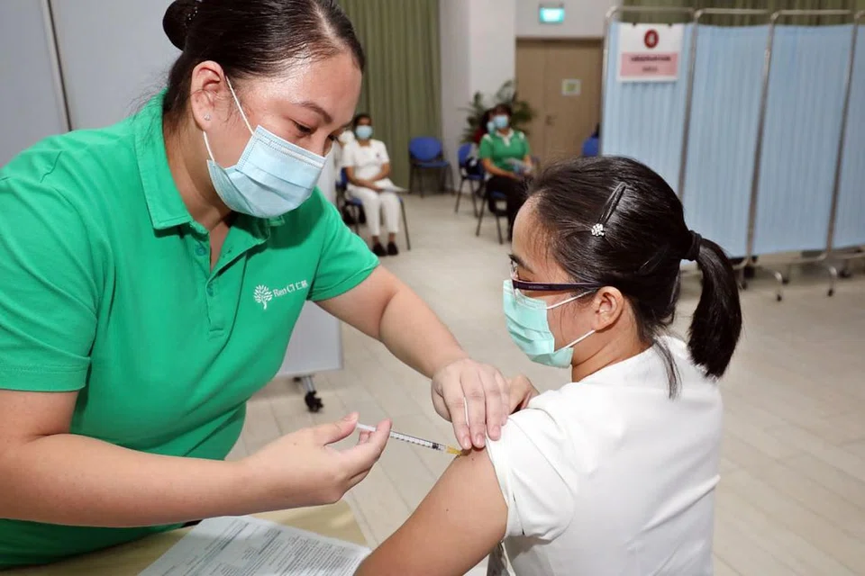 AYUH AMBIL VAKSIN: Lebih ramai penduduk Singapura mengambil vaksin Covid-19, lebih kukuh pertahanan negara ini dalam memerangi penularan koronavirus itu. - Foto ZAOBAO 