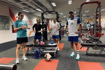 TERUSKAN LATIHAN: Pemain skuad floorball wanita nasional (dari kiri) Ong Swee Ling, Siti Nurhaliza Khairul Anuar, Tan Hui Zhi dan Fariza Begum Mohamed Zabir berehat sebentar semasa menjalani latihan bersama di OCBC Arena sebelum Fasa 2 (kewaspadaan dipertingkat) dikuatkuasakan. - Foto SFA