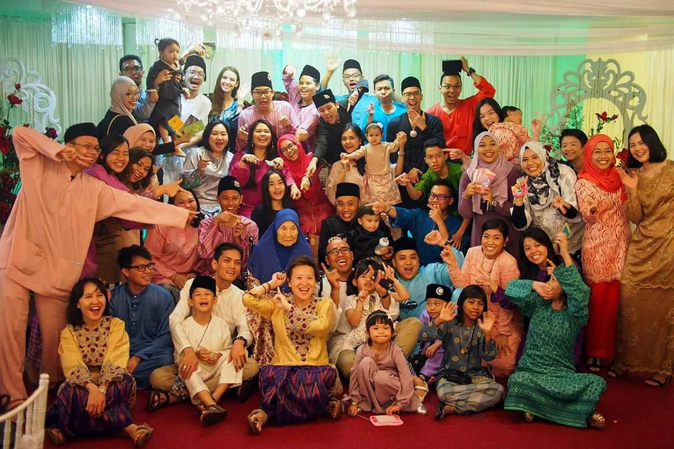 PERERAT SIRATURAHIM KELUARGA: Amalan saling mengunjungi anggota keluarga dan sanak saudara, seperti yang dilakukan pada setiap sambutan Aidilfitri, adalah antara sikap yang ingin dipupuk oleh ajaran Islam dalam mendidik umatnya mempereratkan lagi siraturahim sesama saudara dan mengelakkan rasa iri hati, bongkak dan saling mendendam. - Foto fail