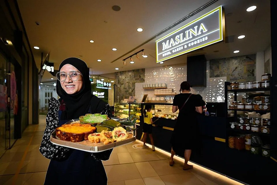 TERAPKAN PEMBAHARUAN: Sebagai anak muda lulusan SIM, Cik Adibah cuba menerapkan pembaharuan dalam perniagaan tradisi seperti menawarkan penjualan dalam talian (www.delimaslina.com) serta memasarkan produknya di media sosial. - Foto BM oleh LIM YAOHUI