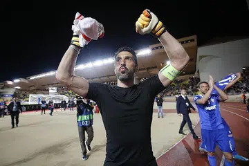 RAI KEMENANGAN: Wira Juventus, penjaga gawang Gianluigi Buffon, mengiktiraf sokongan penyokong pasukan selepas kemenangan 2-0 ke atas Monaco dalam pertemuan pertama separuh akhir Liga Juara-Juara. - Foto REUTERS