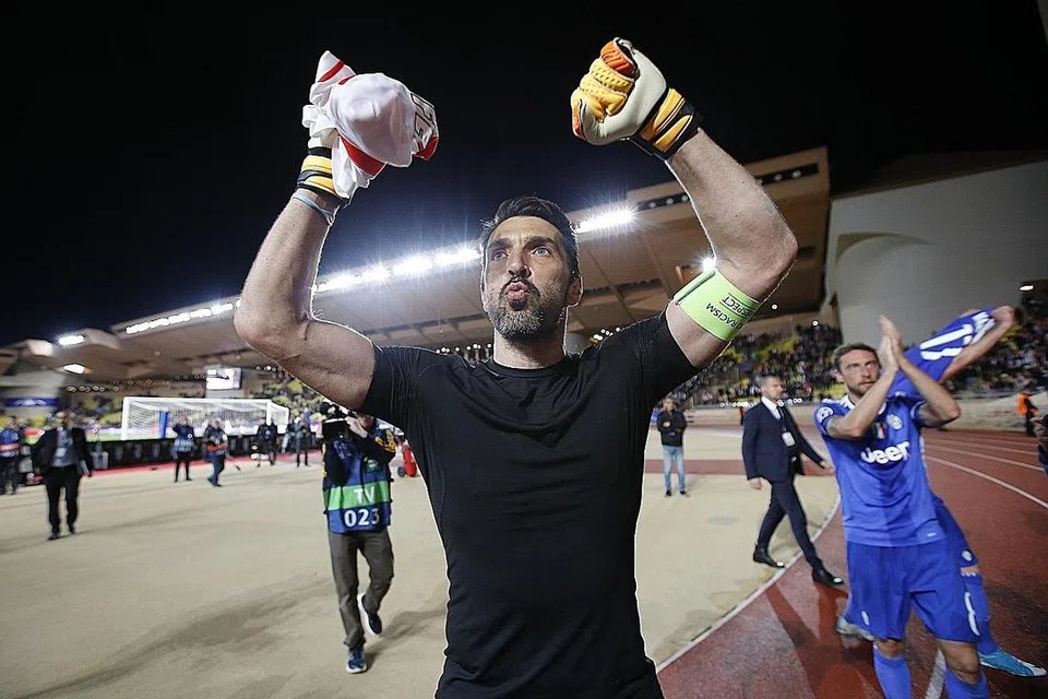 RAI KEMENANGAN: Wira Juventus, penjaga gawang Gianluigi Buffon, mengiktiraf sokongan penyokong pasukan selepas kemenangan 2-0 ke atas Monaco dalam pertemuan pertama separuh akhir Liga Juara-Juara. - Foto REUTERS