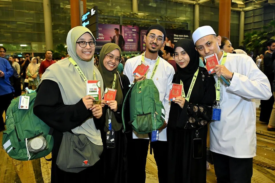 Bagi pasangan suami isteri Encik Muhamad Sabar Adam (kanan) dan Cik Suriah Abdul Rahman (kiri), keputusan mendaftarkan ketiga-tiga anak mereka bagi ibadah haji pada 2013 merupakan satu perancangan awal keluarga memandangkan tempoh menunggu yang panjang. Turut kelihatan adalah anak-anak mereka iaitu (dari kiri) Cik Nur Adilah Nasuha Muhamad Sabar; Encik Nur Alif Mirza Muhamad Sabar; dan Cik Nur Atikah Amirah Muhamad Sabar.