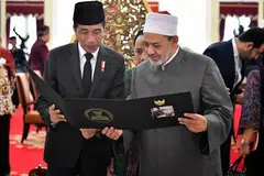 Presiden Indonesia, Encik Joko ‘Jokowi’ Widodo (kiri), menerima kunjungan Imam Besar Universiti Al-Azhar,  Sheikh Muhammad Ahmad Al Thayyib, di Istana Presiden di Jakarta pada 9 Julai. 