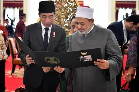 Presiden Indonesia, Encik Joko ‘Jokowi’ Widodo (kiri), menerima kunjungan Imam Besar Universiti Al-Azhar,  Sheikh Muhammad Ahmad Al Thayyib, di Istana Presiden di Jakarta pada 9 Julai. 