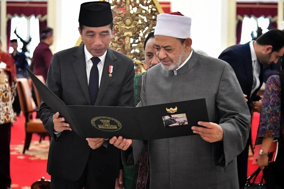 Presiden Indonesia, Encik Joko ‘Jokowi’ Widodo (kiri), menerima kunjungan Imam Besar Universiti Al-Azhar,  Sheikh Muhammad Ahmad Al Thayyib, di Istana Presiden di Jakarta pada 9 Julai. 