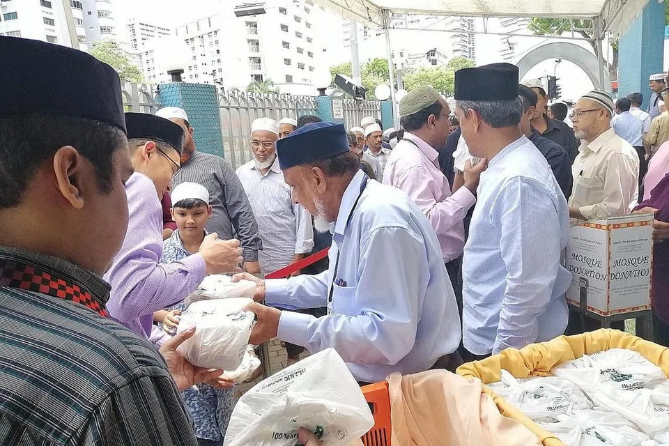 PERERAT HUBUNGAN SOSIAL DENGAN MASYARAKAT: Masjid Malabar mengagihkan 1,200 bungkus nasi beriani kambing kepada masyarakat umum sempena memperingati majlis sambutan Maulidur Rasul tahun lalu. - Foto MASJID MALABAR