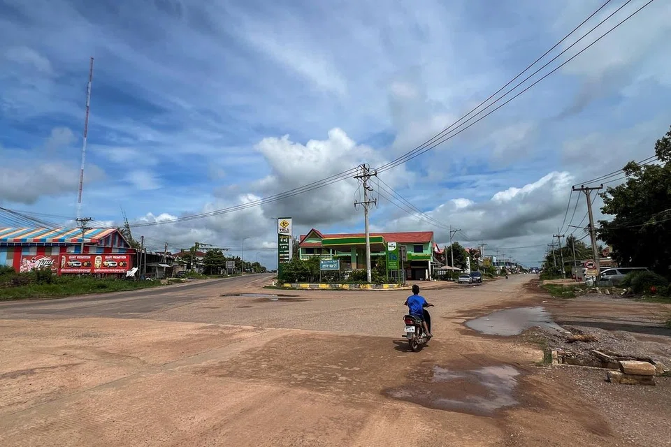 Seorang individu menunggang motosikal di jalan yang lengang di Samraong, ibu negeri wilayah Oddar Meanchey, kira-kira 20 kilometer dari sempadan, sehari selepas pemimpin Kemboja dan Thailand bersetuju melaksanakan gencatan senjata pada 28 Julai bagi menamatkan konflik paling berdarah antara kedua-dua negara dalam lebih sedekad, menjelang rundingan ketenteraan pada 29 Julai 2025.