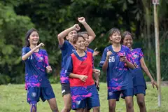 ASAH POTENSI: Nurfadillahwatie Murad (paling kanan) menyertai Akademi Bola Sepak Tasek setahun lalu dan baru-baru ini diundang menyertai pasukan nasional bawah 15 tahun Singapura. 