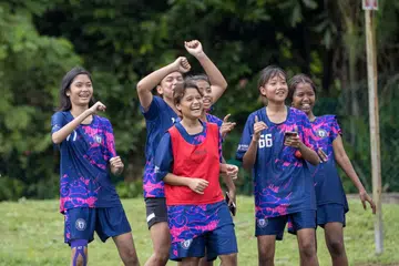 ASAH POTENSI: Nurfadillahwatie Murad (paling kanan) menyertai Akademi Bola Sepak Tasek setahun lalu dan baru-baru ini diundang menyertai pasukan nasional bawah 15 tahun Singapura. 