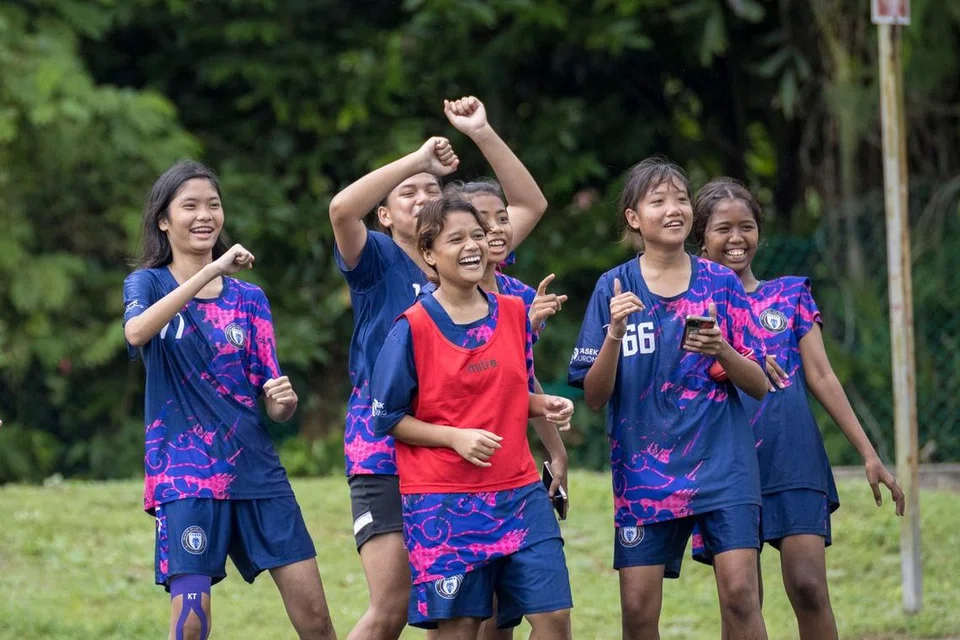 ASAH POTENSI: Nurfadillahwatie Murad (paling kanan) menyertai Akademi Bola Sepak Tasek setahun lalu dan baru-baru ini diundang menyertai pasukan nasional bawah 15 tahun Singapura. 