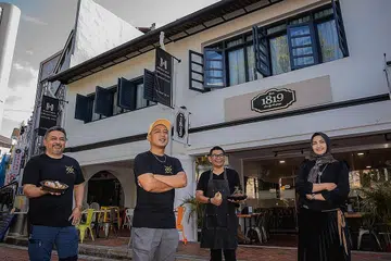 TETAP POSITIF BERBEKAL MINAT: Encik Hamdan Zakaria (dua dari kanan, berkaca mata) bersama rakan niaga yang lain (dari kiri) Encik J. Sharman, Ketua Cef Andri dan Cik Reka Sungkar. Beliau berharap restoran jenama syarikat itu mampu terus berkembang meskipun di tengah pandemik. - Foto BH oleh NUR DIYANA TAHA