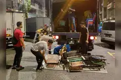 Anggota penguat kuasa Dewan Bandaraya Kuala Lumpur (DBKL) bersama Jabatan Imigresen melaksanakan operasi bersepadu ke atas penjaja warga asing di sekitar ibu kota Kuala Lumpur pada 15 April. 