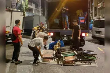 Anggota penguat kuasa Dewan Bandaraya Kuala Lumpur (DBKL) bersama Jabatan Imigresen melaksanakan operasi bersepadu ke atas penjaja warga asing di sekitar ibu kota Kuala Lumpur pada 15 April. 