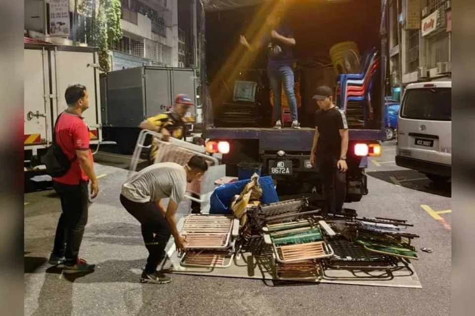 Anggota penguat kuasa Dewan Bandaraya Kuala Lumpur (DBKL) bersama Jabatan Imigresen melaksanakan operasi bersepadu ke atas penjaja warga asing di sekitar ibu kota Kuala Lumpur pada 15 April. 