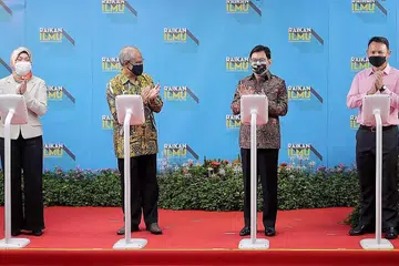RAIKAN ILMU: Ketua Pegawai Eksekutif Mendaki, Cik Zuraidah Abdullah; Encik Masagos; Encik Heng dan Encik Zaqy semasa majlis pelancaran Bulan Raikan Ilmu di Wisma Mendaki. - Foto BM oleh GAVIN FOO