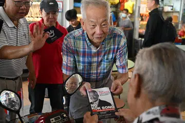 PERGIAT KEMPEN: Encik Ng Kok Song aktif mempromosikan mesejnya melalui kunjungan ke beberapa kawasan sekitar Singapura untuk mendekati penduduk, namun pengamat berkata tempoh kempen singkat mungkin tidak mencukupi untuk orang ramai benar-benar mengenali keperibadian beliau untuk menarik undian. 
