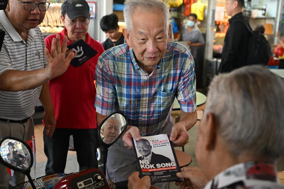 PERGIAT KEMPEN: Encik Ng Kok Song aktif mempromosikan mesejnya melalui kunjungan ke beberapa kawasan sekitar Singapura untuk mendekati penduduk, namun pengamat berkata tempoh kempen singkat mungkin tidak mencukupi untuk orang ramai benar-benar mengenali keperibadian beliau untuk menarik undian. 
