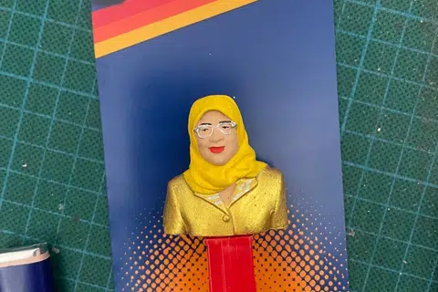 Hanya ada satu rekaan mainan ini oleh seorang anak watan Singapura yang tinggal di Australia. Mainan itu dijual pada harga $80.