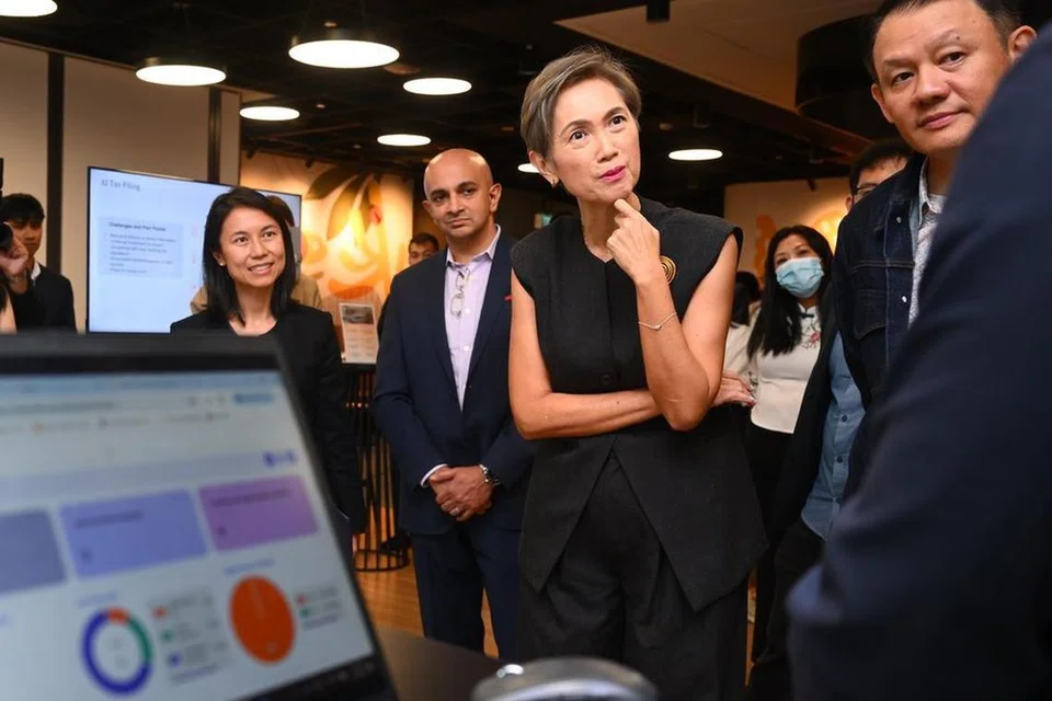 Menteri Penerangan dan Pembangunan Digital, Cik Josephine Teo (dua dari kanan), dan Setiausaha Parlimen Kanan (Kebudayaan, Masyarakat dan Belia), Cik Goh Hanyan (kiri), melihat demonstrasi langsung teknologi kecerdasan buatan (AI) di Pusat AI utama PwC pada 11 Ogos.
