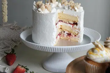 Antara kedai kek yang mesra keluarga ialah, Fluff Bakery, yang menyediakan manisan seperti kek cawan dan lain-lain lagi.