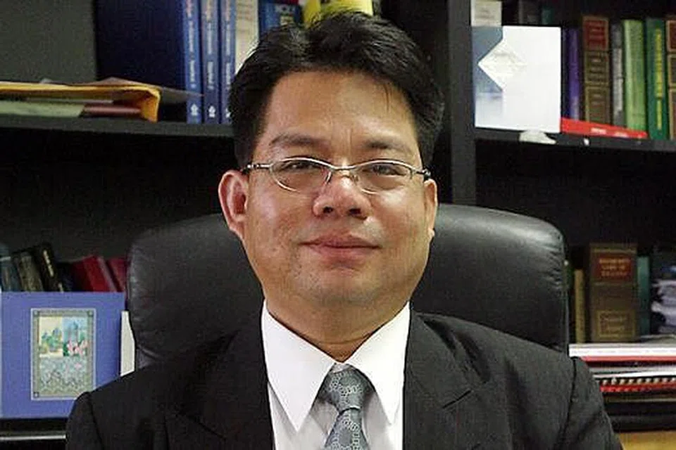 KENALI PASARAN SINGAPURA: Sidang Khidmat Kewangan Islam (IFSC) dipengerusikan bersama Encik Abdul Rohim Sarip (atas) dan Encik Suhaimi Zainul-Abidin.