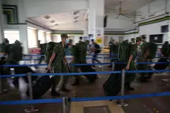 Rekrut SAF memakai pelitup di Terminal Feri SAF pada 26 Mei 2020.
