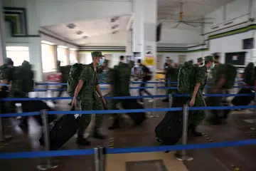 Rekrut SAF memakai pelitup di Terminal Feri SAF pada 26 Mei 2020.