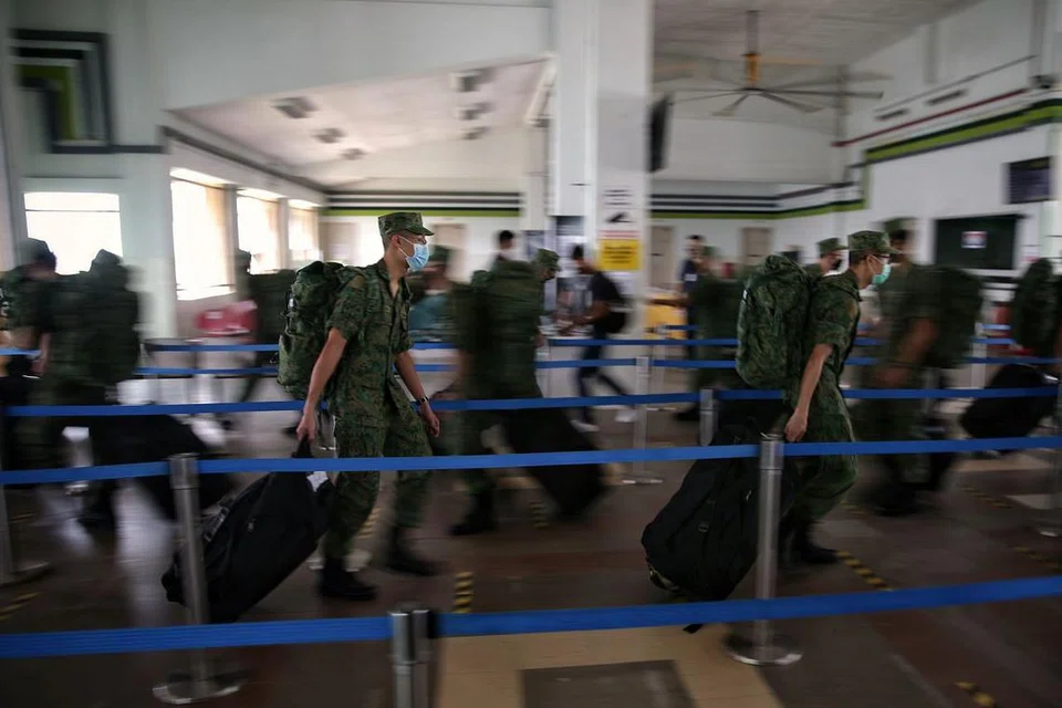 Rekrut SAF memakai pelitup di Terminal Feri SAF pada 26 Mei 2020.