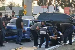 Pasukan Unit Forensik PDRM melakukan pemeriksaan ke atas mayat dan kenderaan suspek kes culik yang ditembak mati di Bandar Bukit Tinggi, Klang, awal pagi 14 April.